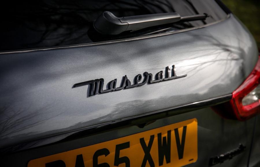Логотип Maserati Quattroporte Shooting Brake 2013 года  (UK) (фото 12 из 18)